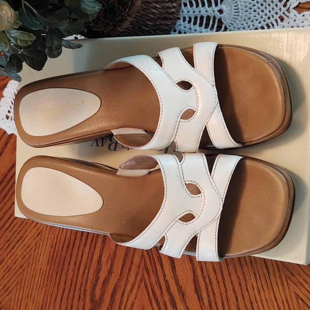 St. John's Bay Wedge Leather Sandals White 6 1/2M - Picture 2 of 14